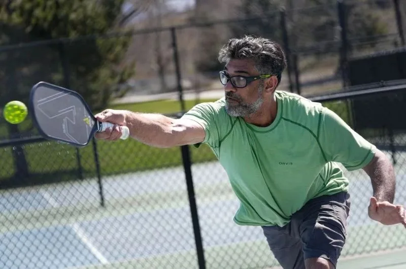 Cach quan can vot pickleball
